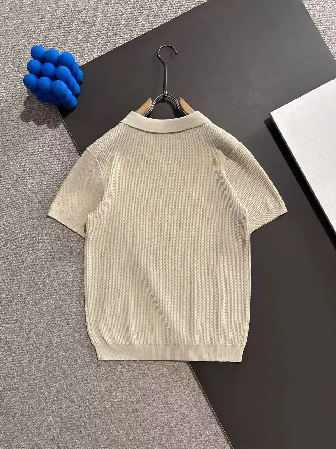 Next day shipment P300 High quality Big Goose 2025 new summer men's lapel short-sleeved knitted fabric Made of combed cotton yarn knitted cotton fabric, pure cotton high-weight special yarn, it feels full of weight when weighed, and the upper body is more textured than ordinary knitted fabrics. This texture can cope with the weather. Perfectly produced stitch by stitch according to the original version! Show nobility. Sizes: M to 3XL